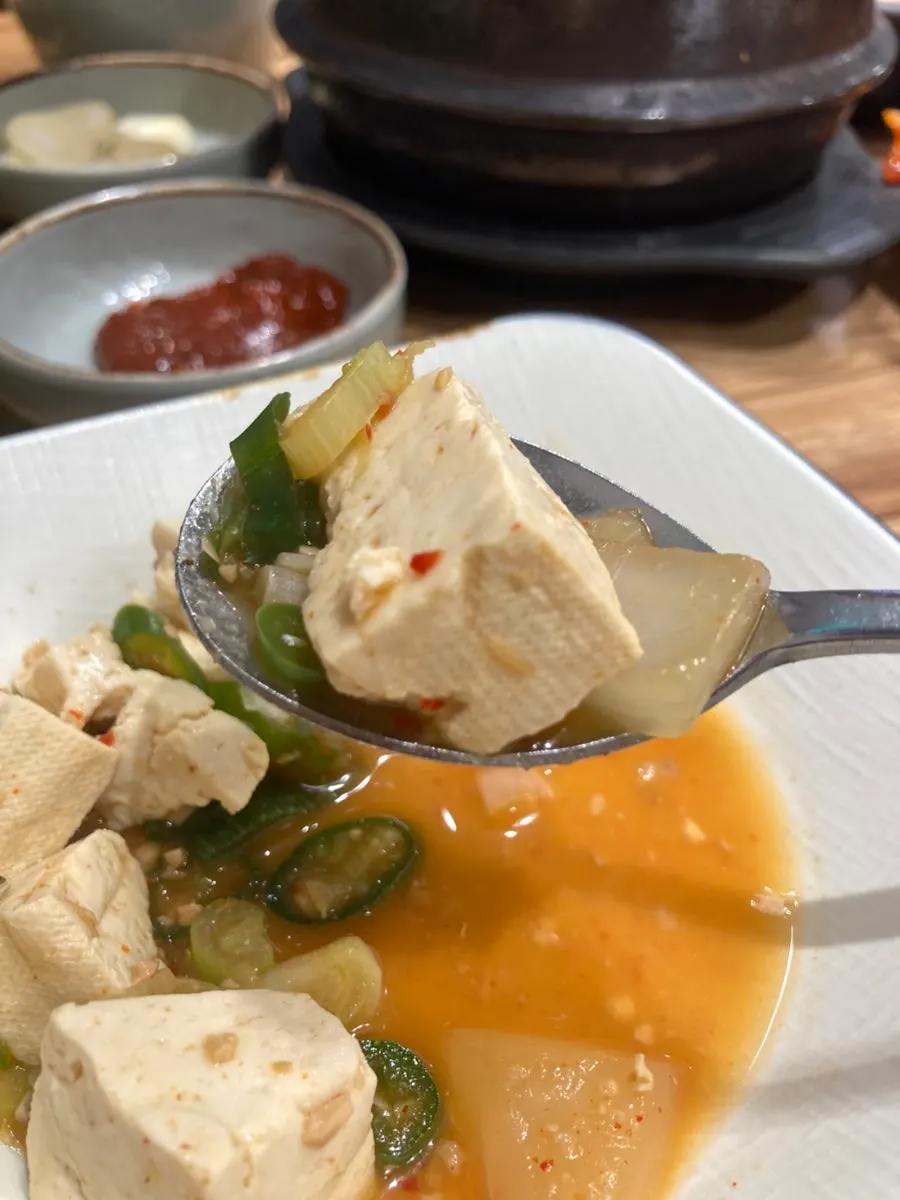 Bàn ăn đang dùng bữa tại Danyang Heukmaneul Ssambap