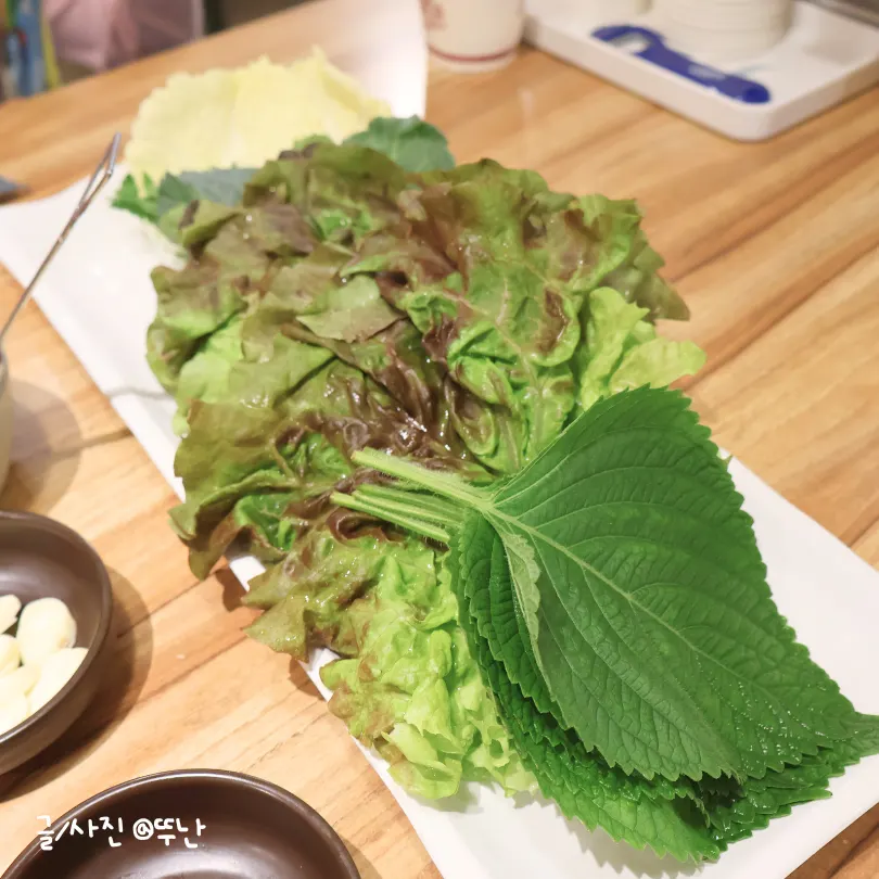 Six side dishes including seasoned vegetables and kimchi
