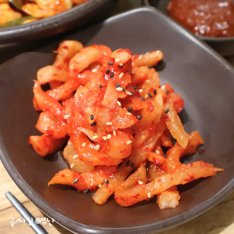 Special ssamjang, salted shrimp, chili peppers and garlic setup