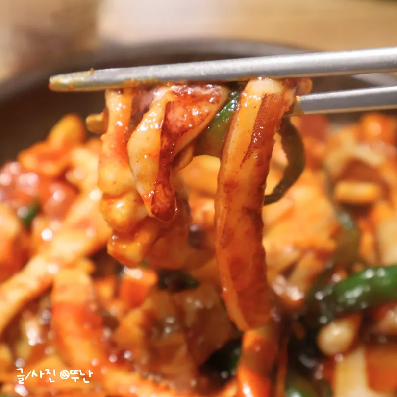 Enjoying the black garlic pork ssambap together