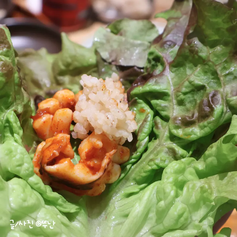 A wrap leaf loaded with rice and squid stir-fry