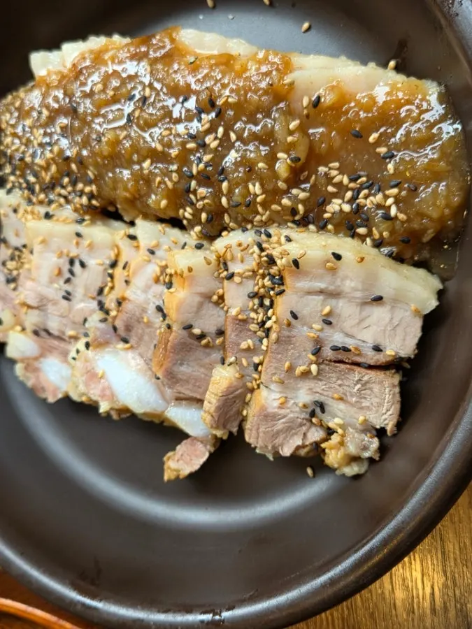 부드럽게 삶아진 흑마늘 수육