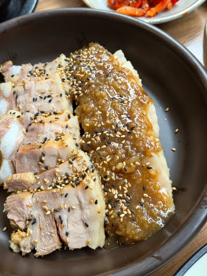 쌈에 올린 수육과 흑마늘밥