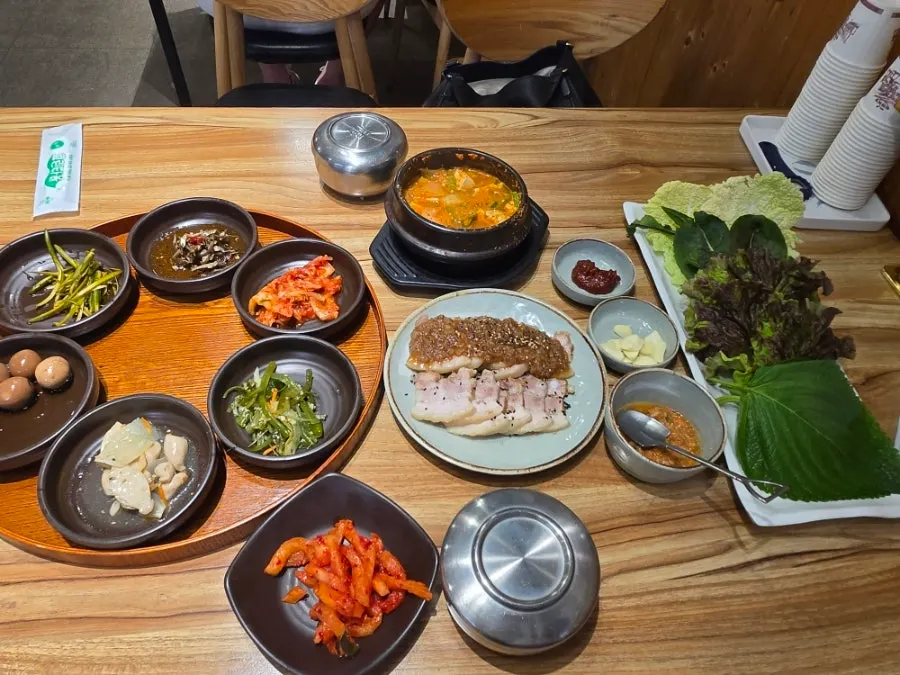 Blue crab doenjang stew and side dishes