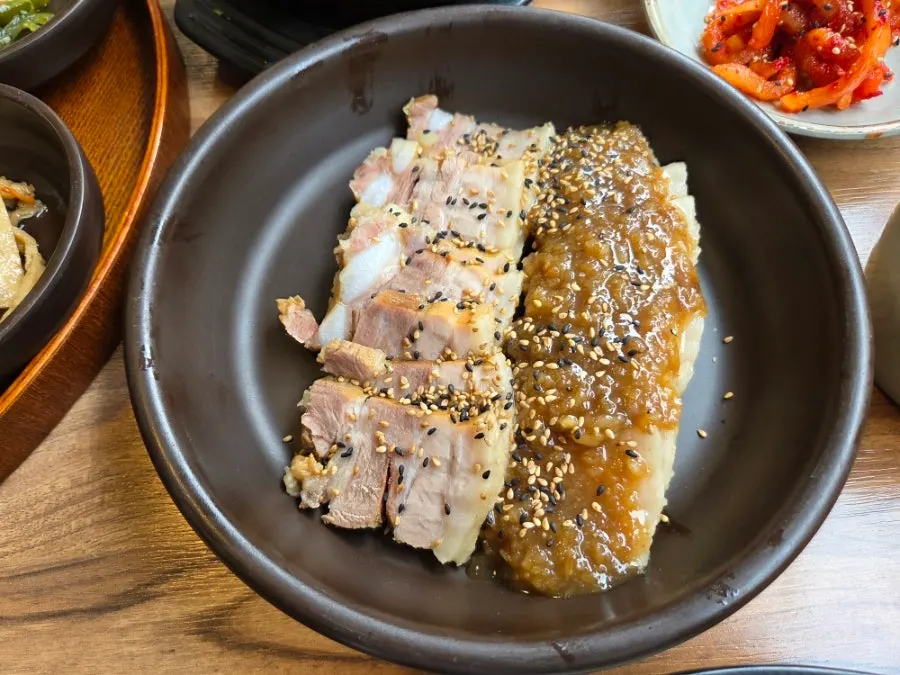 강된장과 함께 놓인 흑마늘 수육