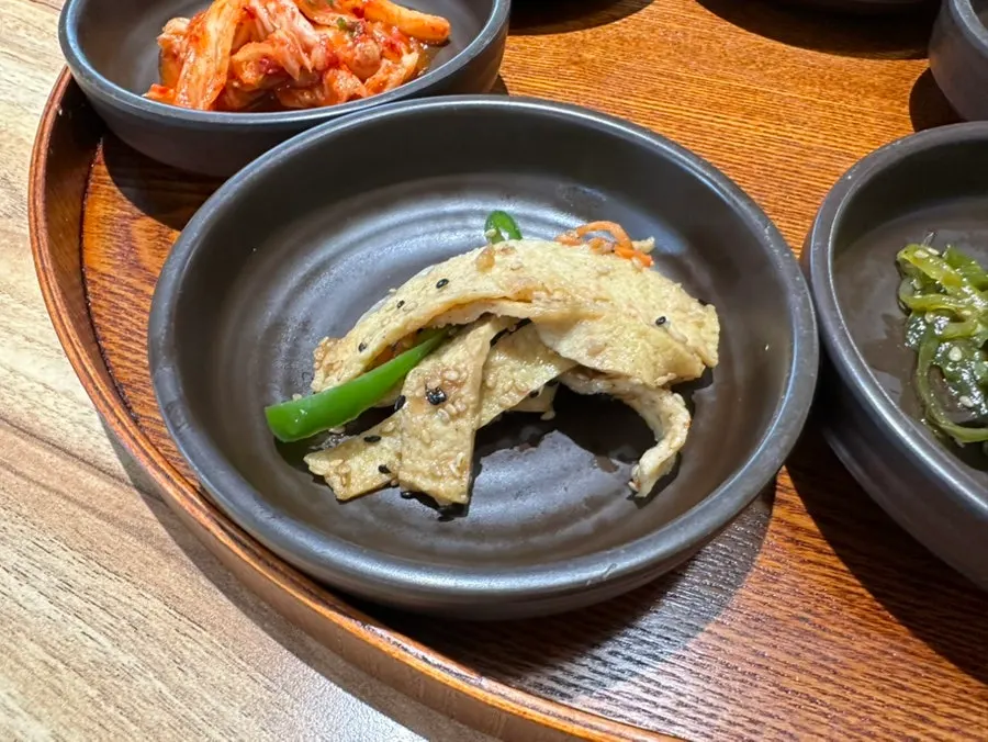 차려지기 시작한 쌈밥 상차림