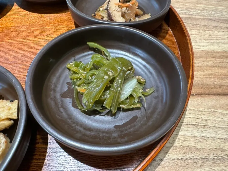 먼저 나온 기본 반찬 접시