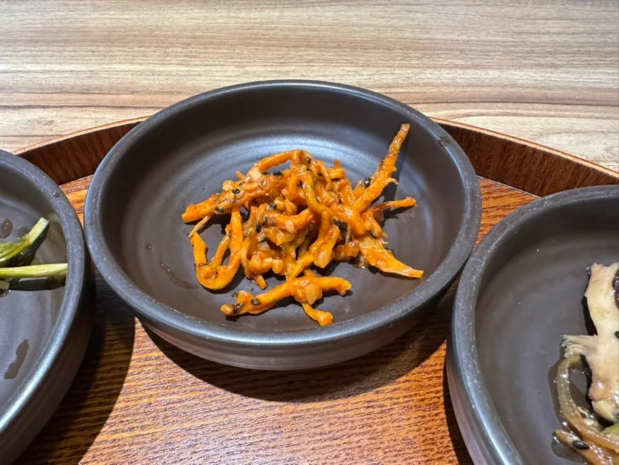 밑반찬 여러 종류가 놓인 상