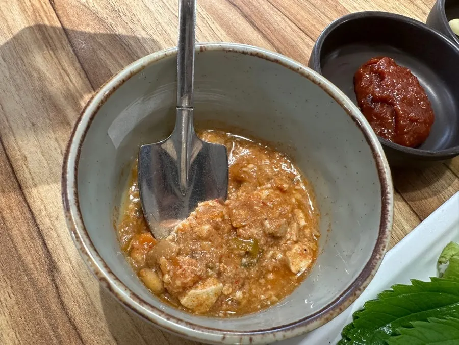 반찬이 깔린 테이블 전경