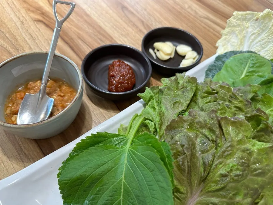반찬류가 모두 차려진 상