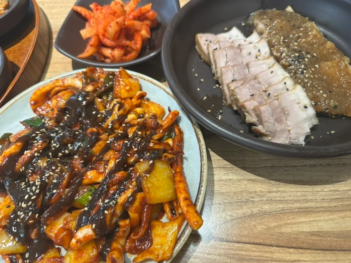 다양한 쌈채소와 장 종류