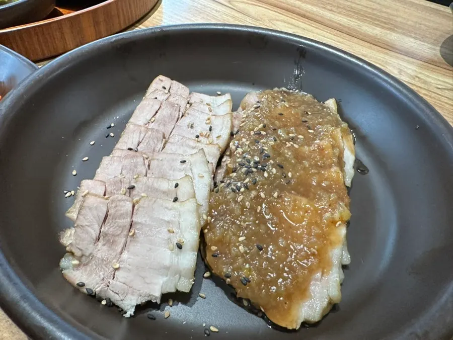 흑마늘수육쌈밥 2인과 흑마늘오징어 한 상