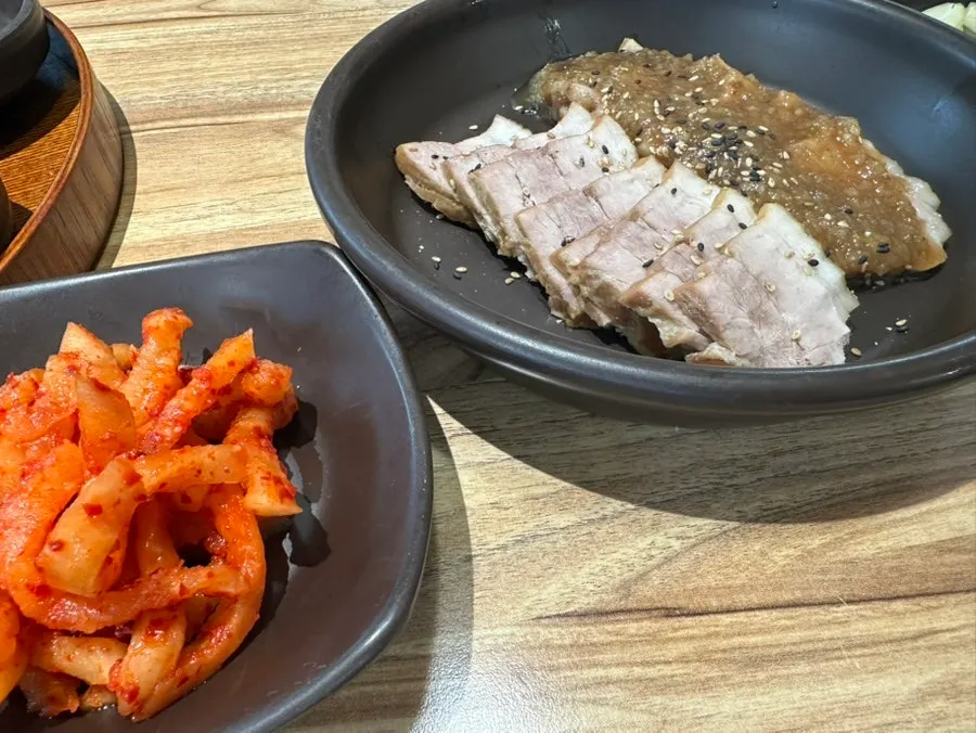 흑마늘소스를 올린 수육 접시