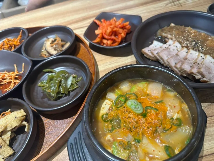 상추에 수육과 오징어를 함께 올린 쌈