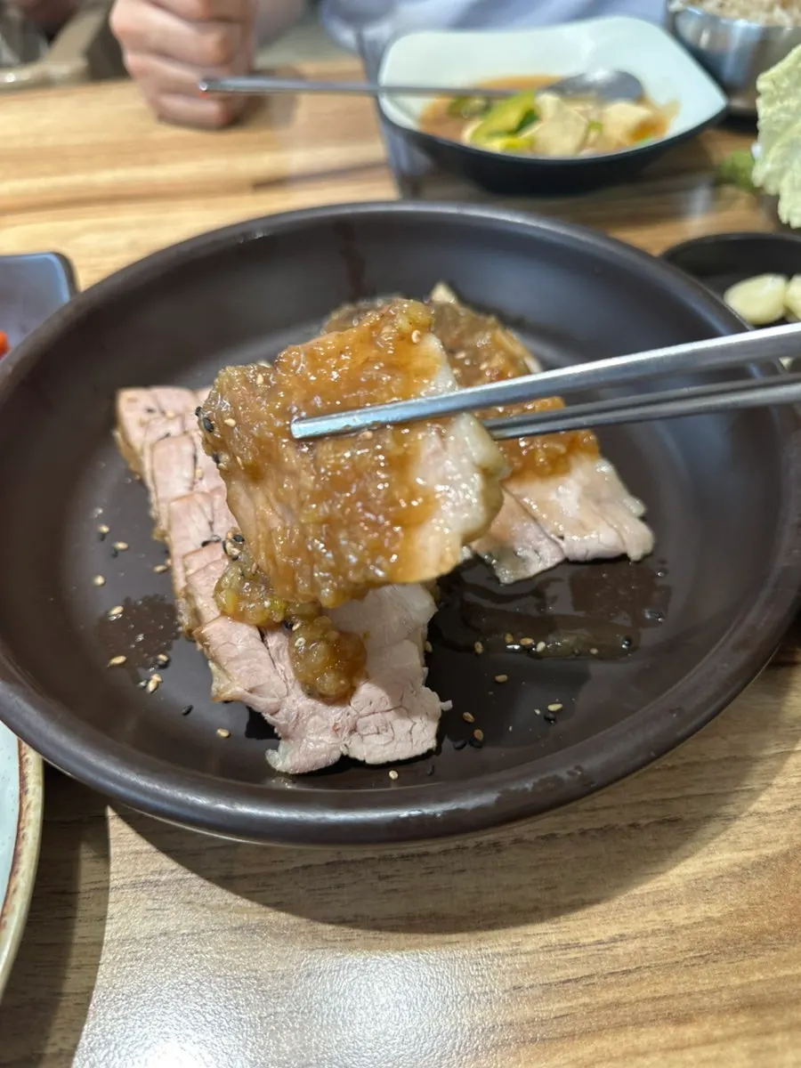 찌개까지 더해진 쌈밥정식 한 상