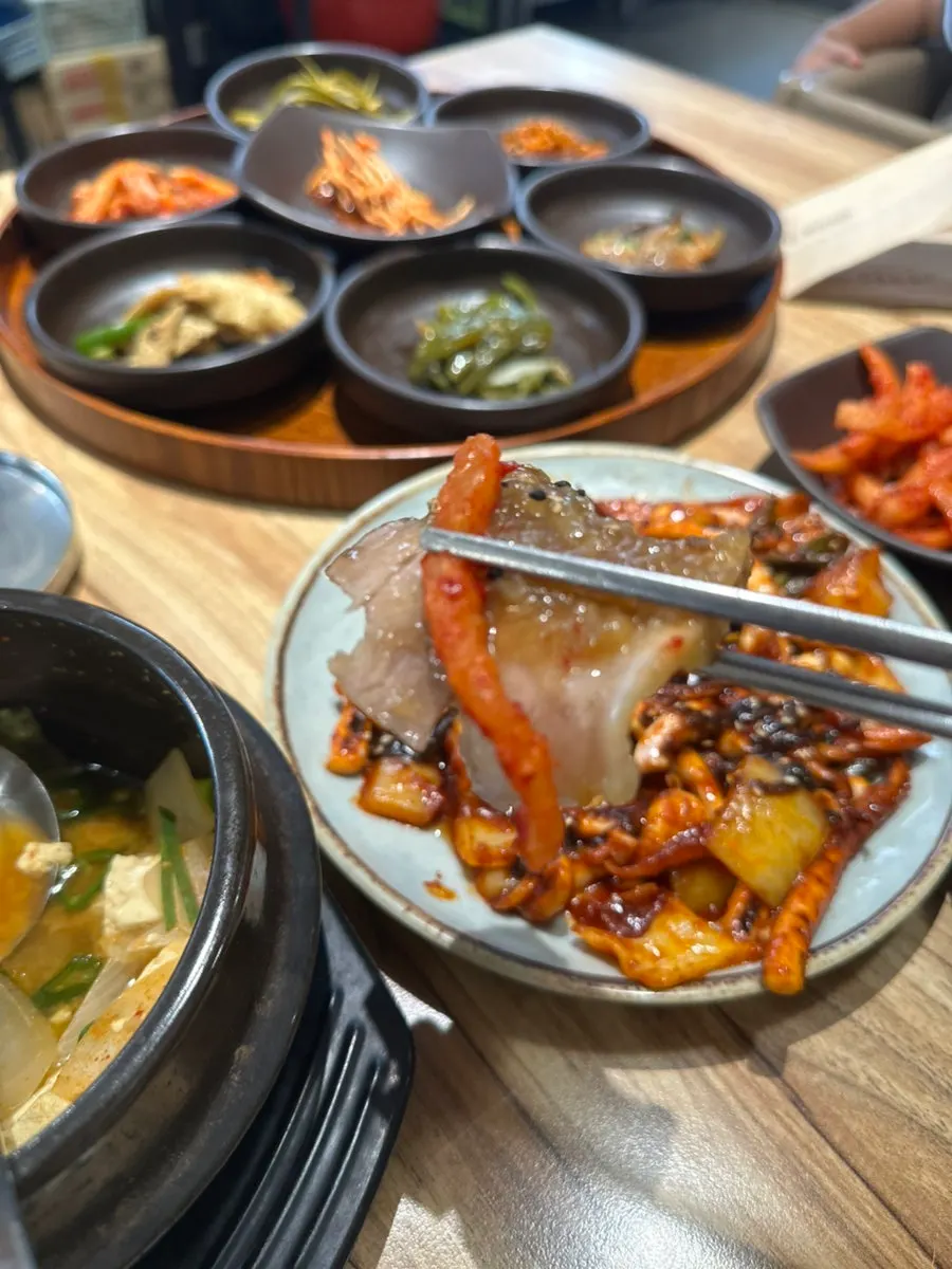흑마늘소스가 듬뿍 올라간 수육
