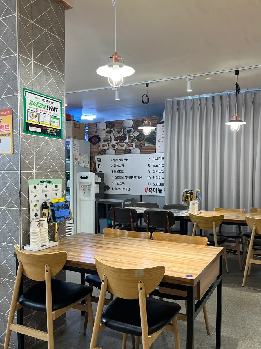 깔끔하게 정돈된 매장 좌석