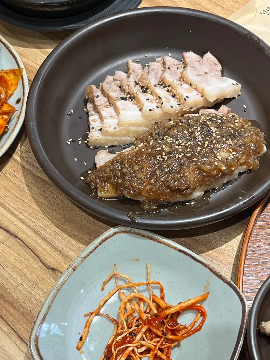 흑마늘수육과 흑마늘오징어볶음