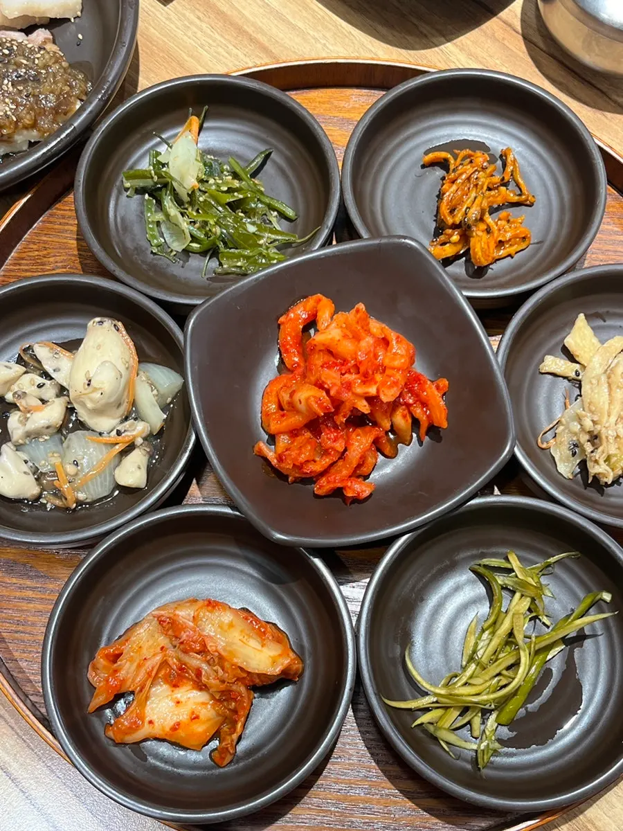 밑반찬이 깔린 쌈밥 상차림