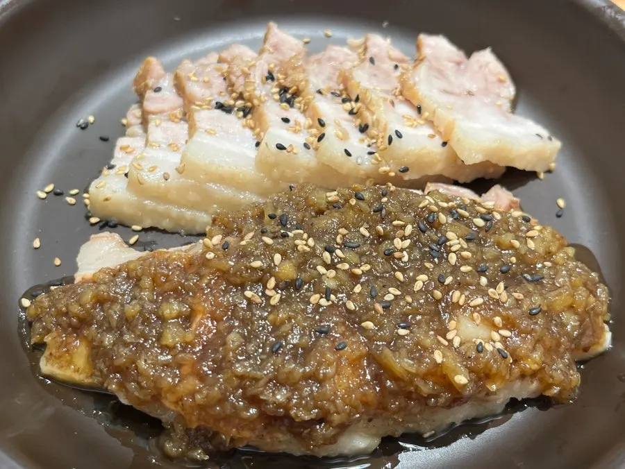흑마늘 양념 올린 수육 접시