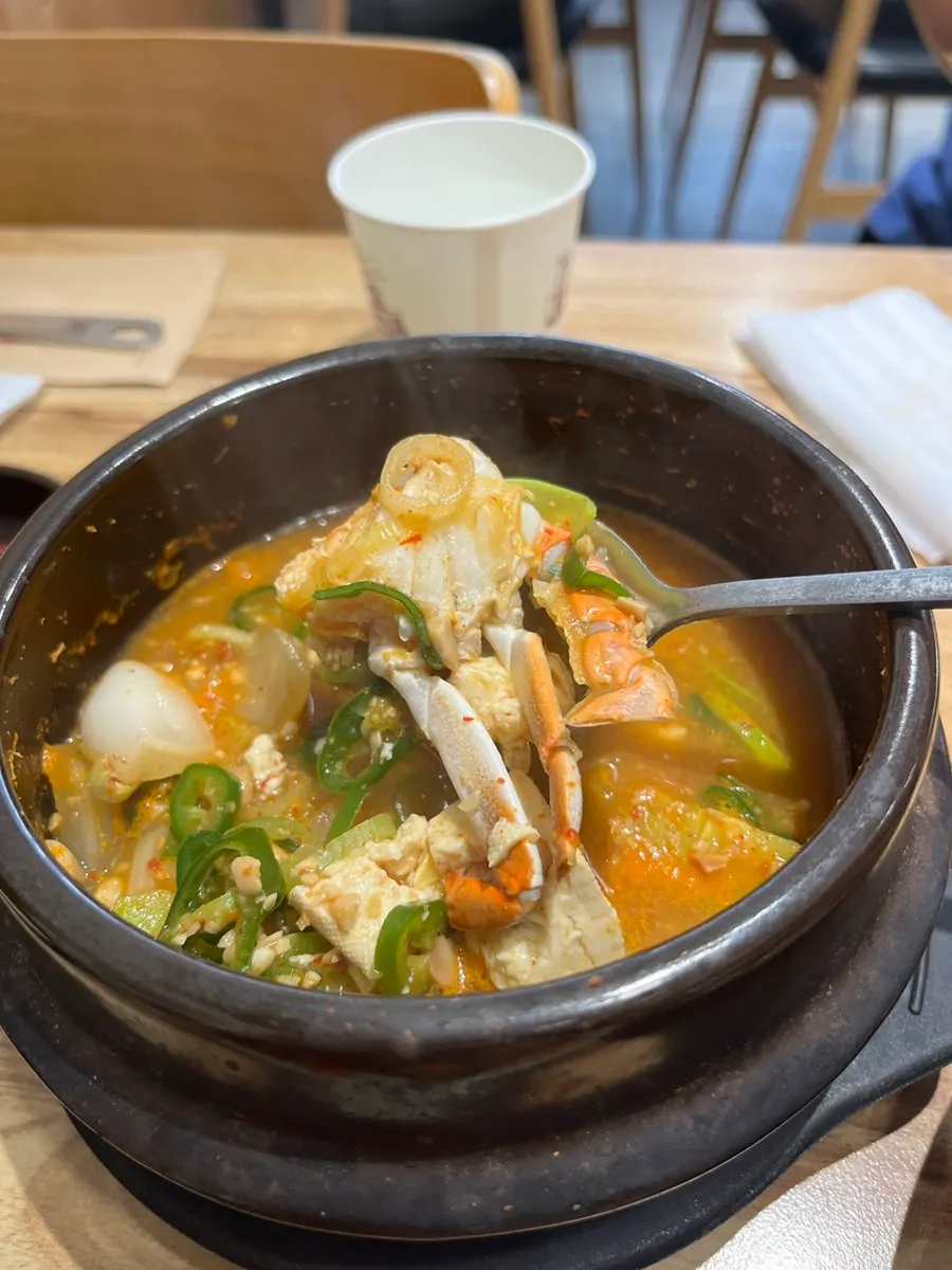 쌈채소에 수육을 올려 싼 쌈