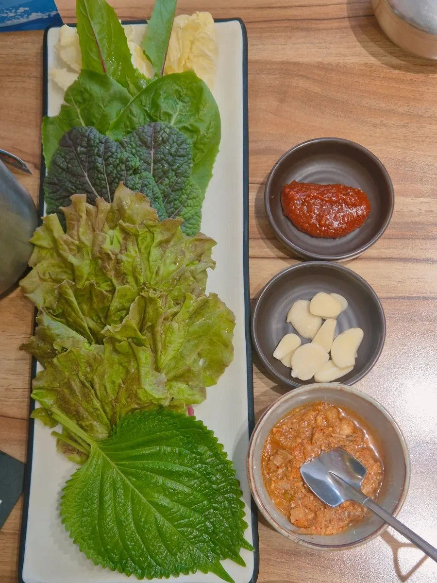Pork and garlic sauce piled on a wrap leaf