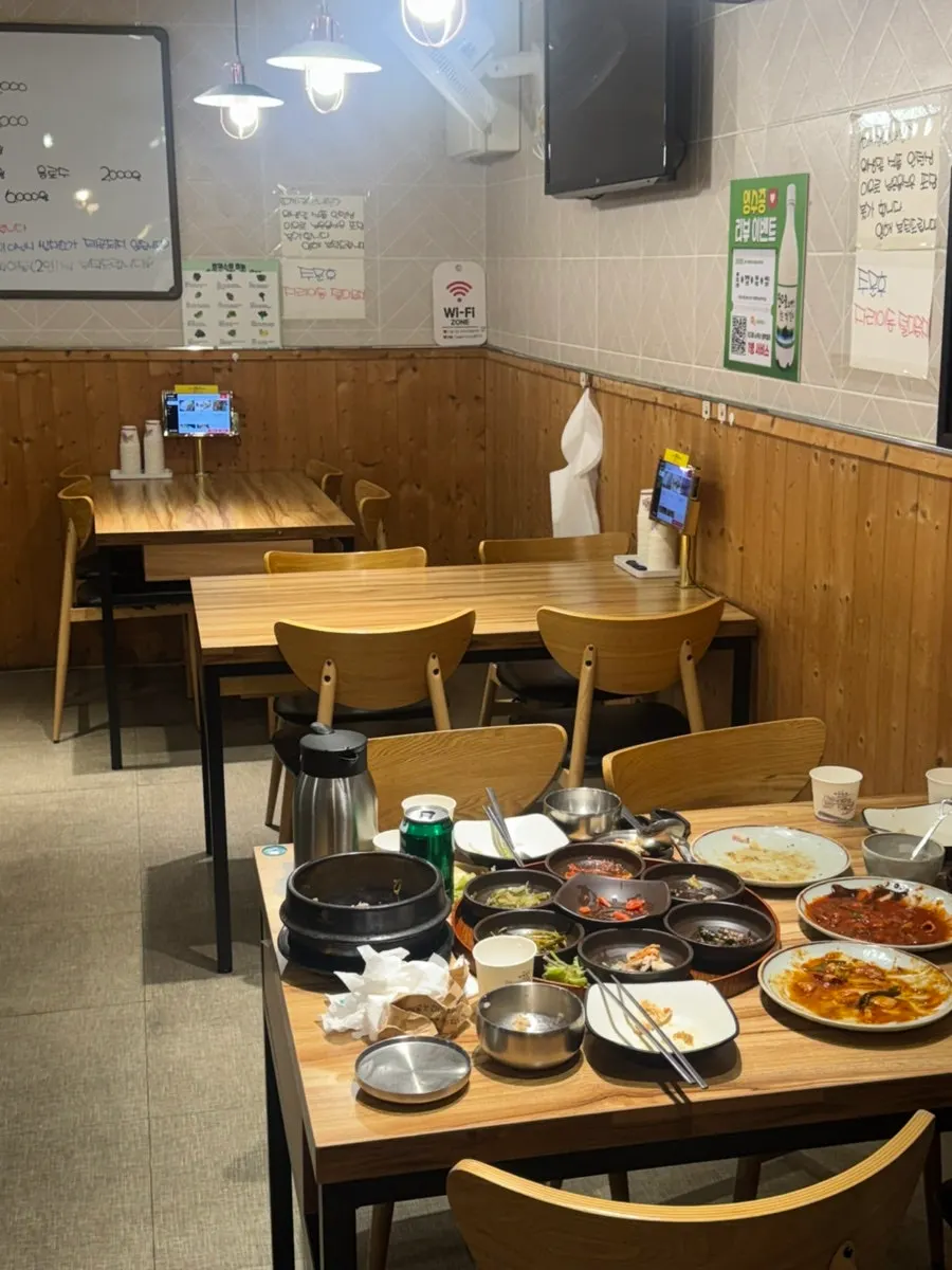 4인 테이블이 놓인 실내