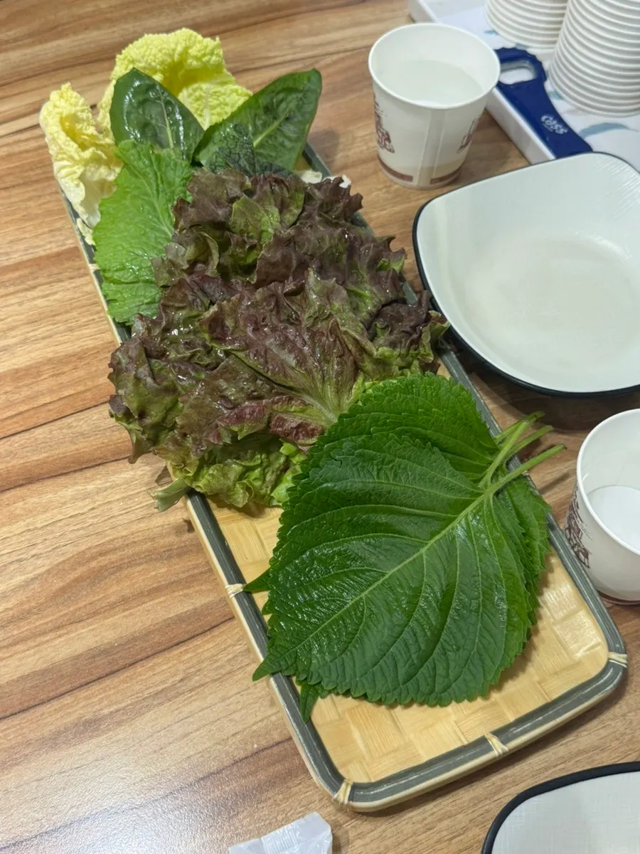 쌈 채소와 밑반찬 한 상