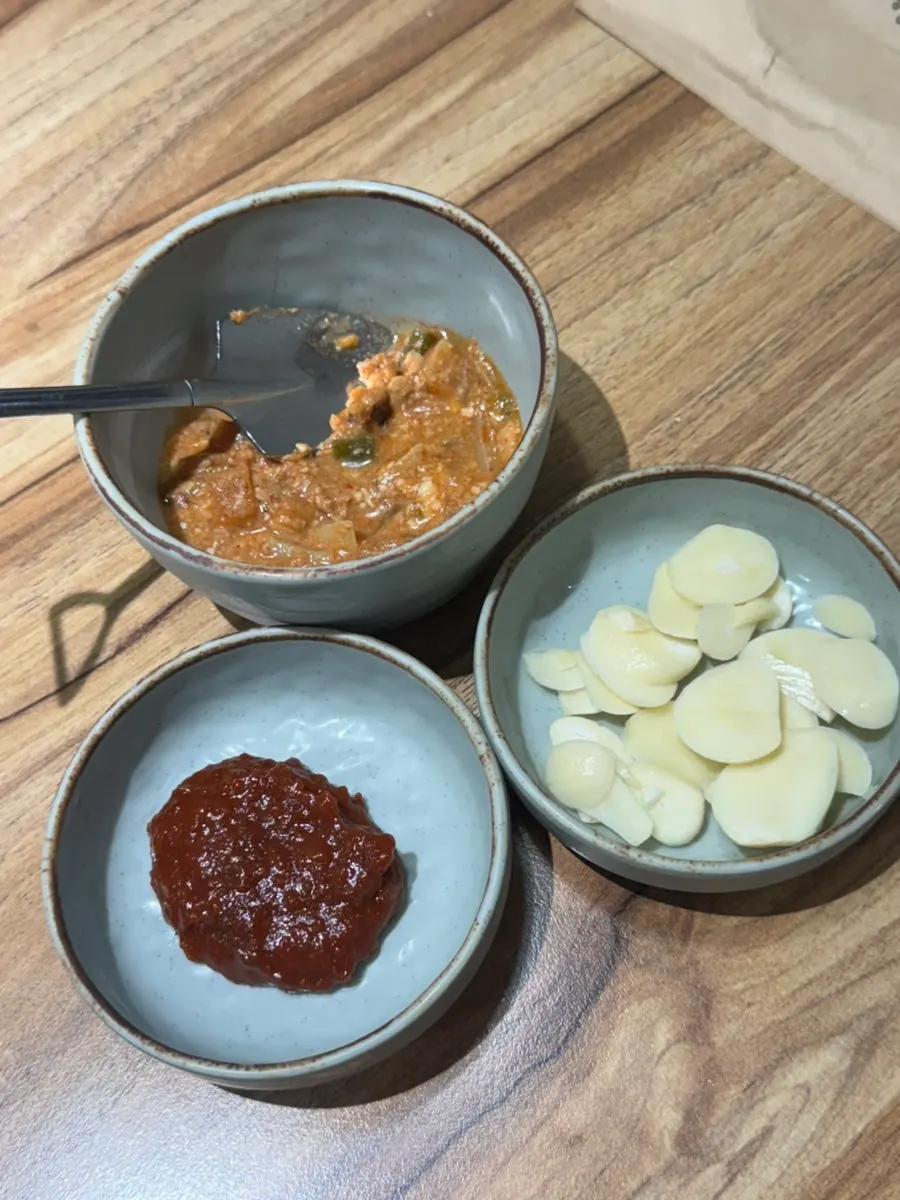 밑반찬 접시들