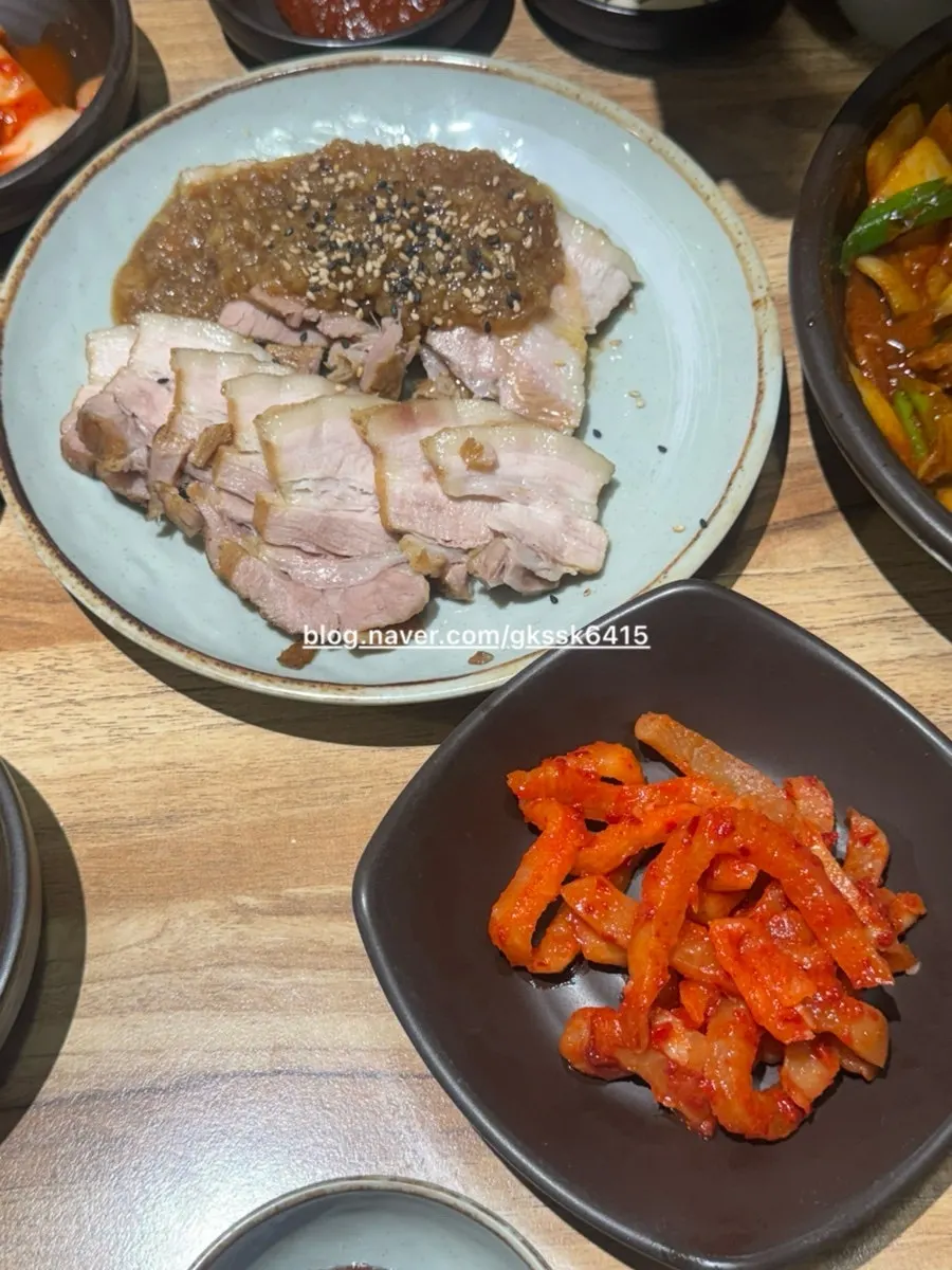 흑마늘이 올라간 제육쌈밥