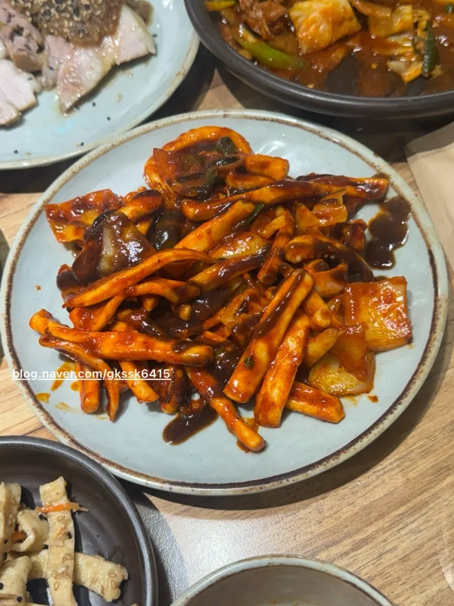 무말랭이와 함께 나온 흑마늘 수육