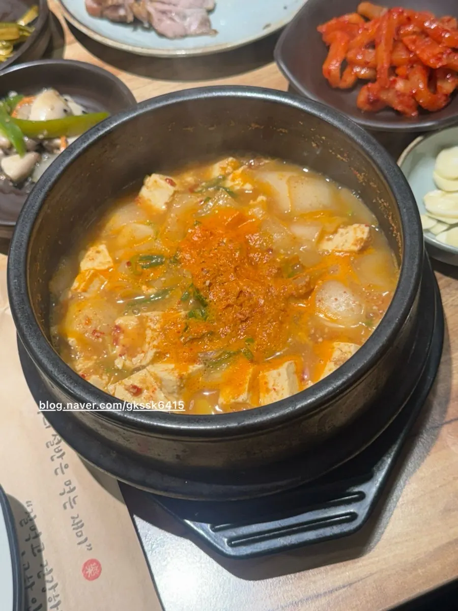 오징어가 큼지막한 흑마늘 오징어쌈밥