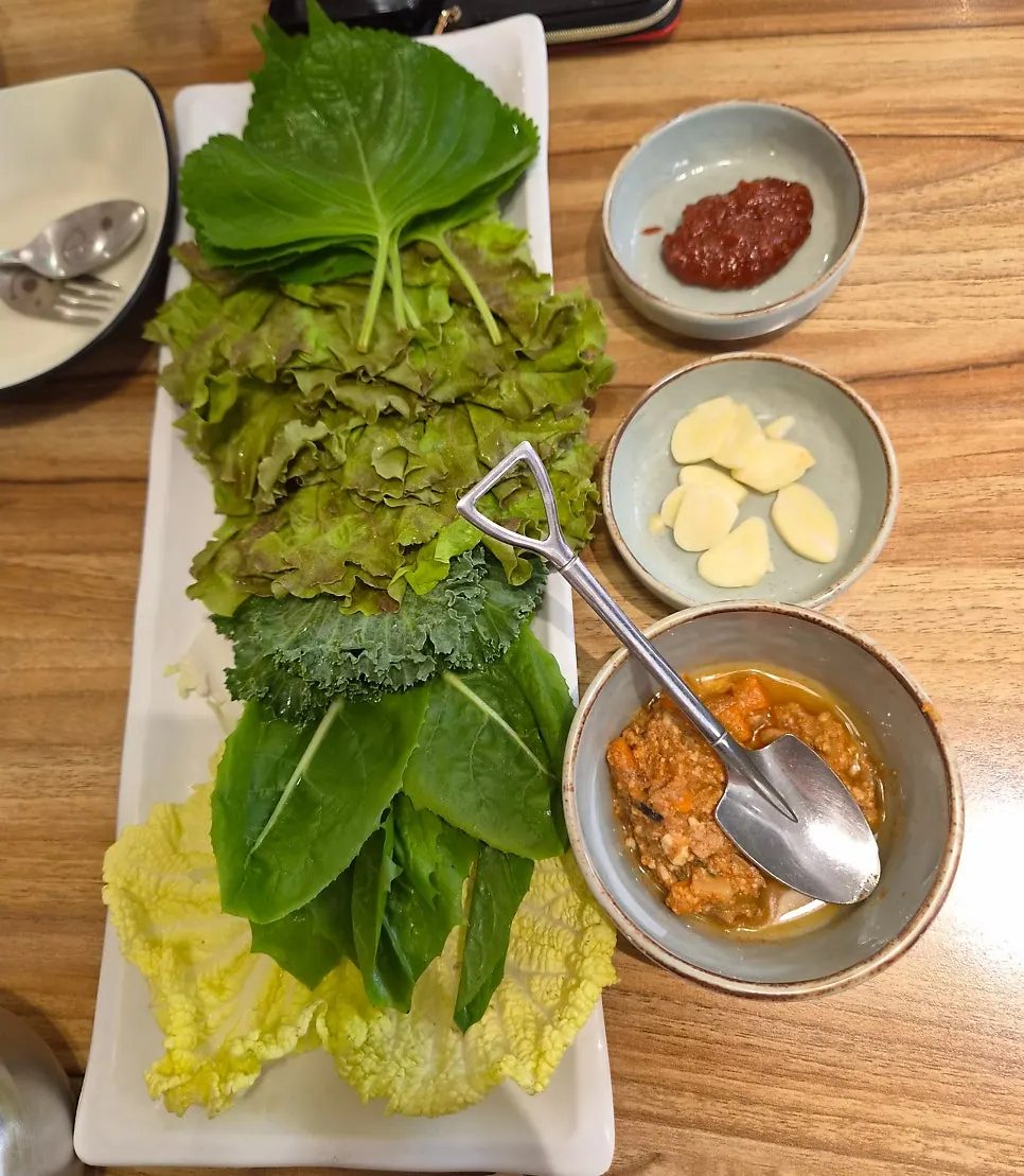 쌈 채소에 싸 먹는 제육