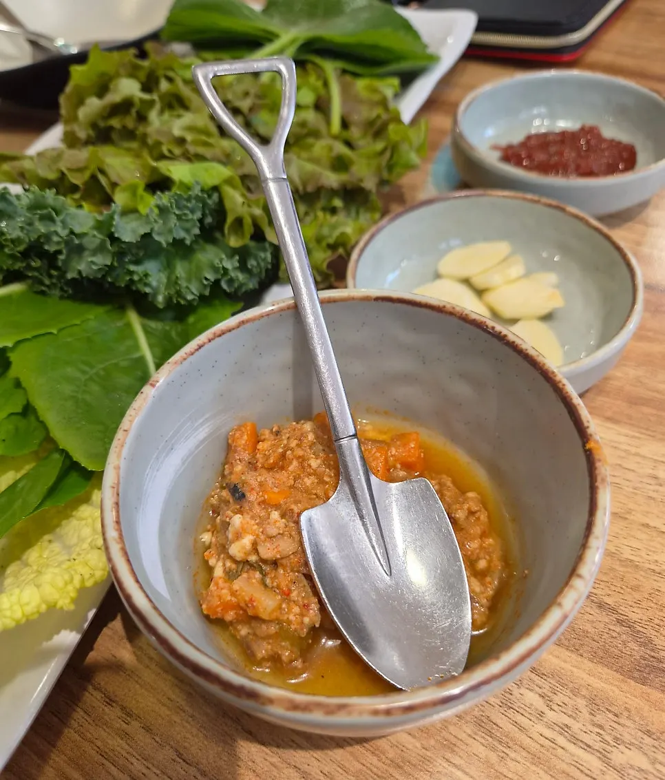 흑마늘 제육 쌈밥 구성