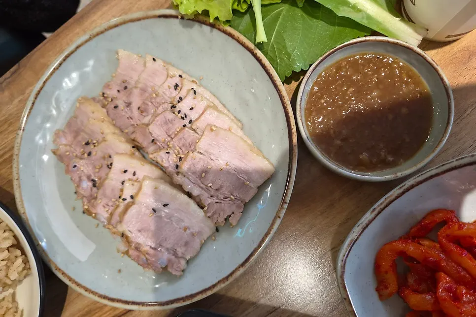 흑마늘 수육 쌈밥 수육