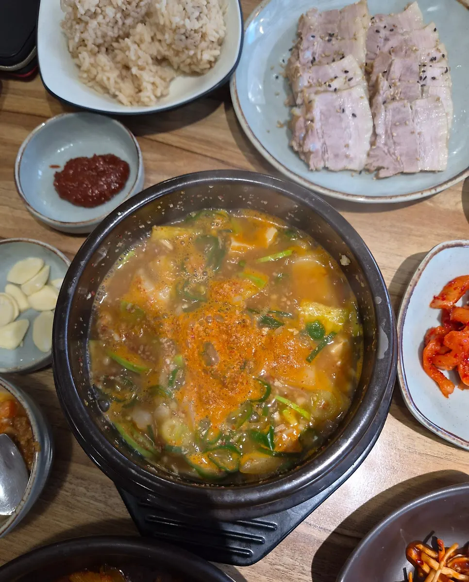 한 상 차림의 된장찌개