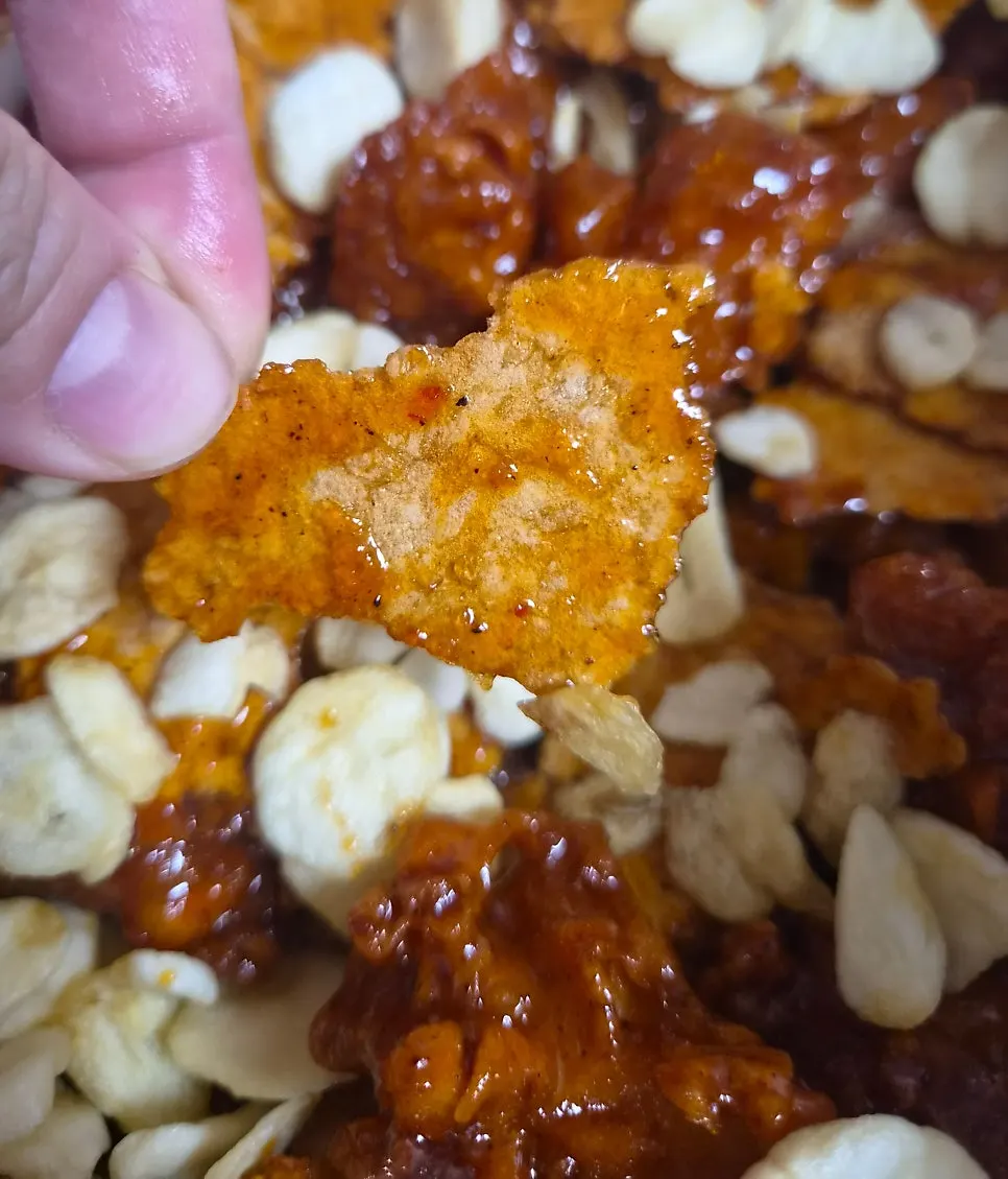 Nurungji and garlic flakes on dakgangjeong