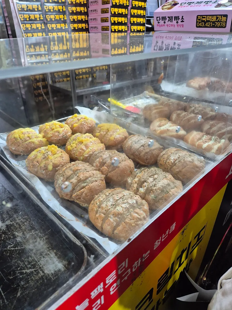 마늘이 박힌 바게트 마늘빵 진열