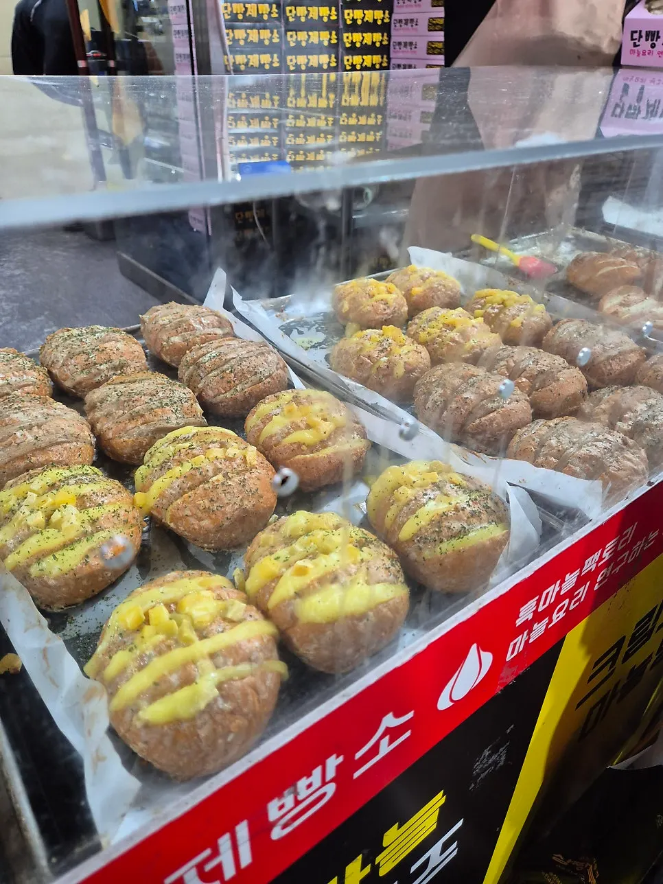 진열대에 놓인 단빵제빵소 마늘빵