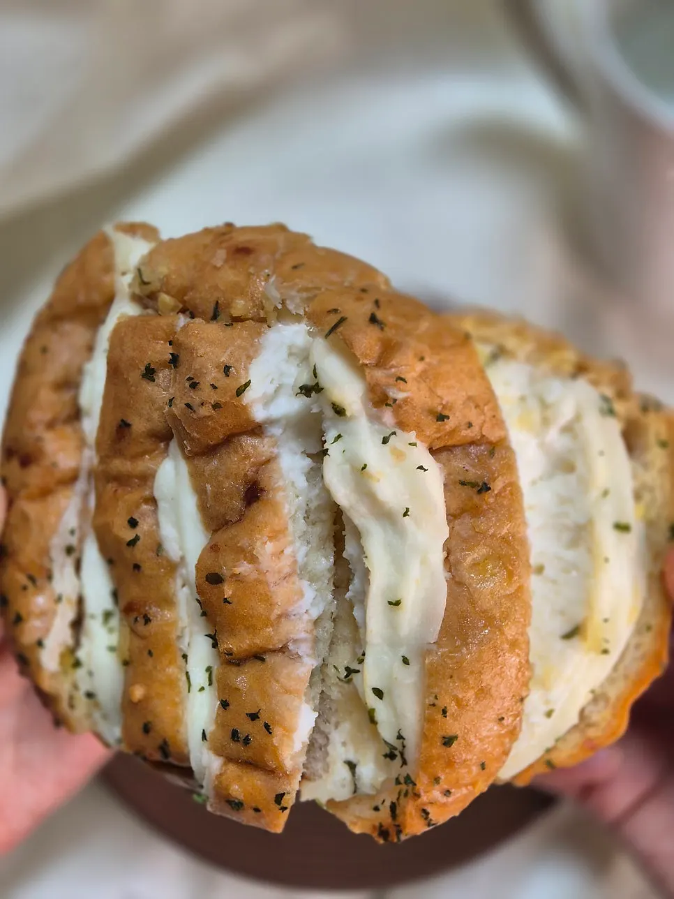 크림치즈가 덮인 마늘빵 클로즈업