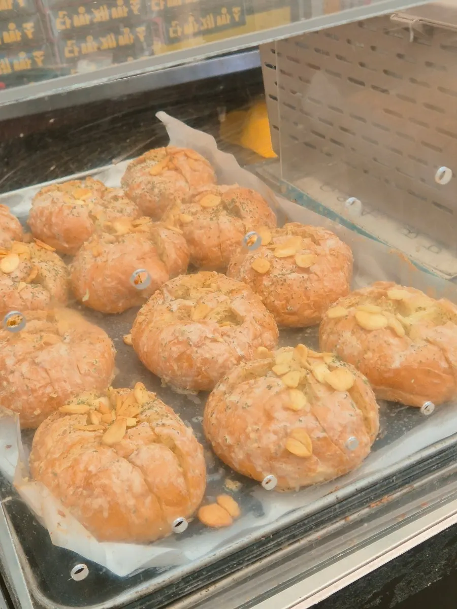 진열된 단빵제빵소 마늘빵 종류