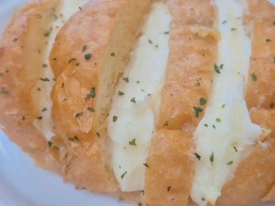네 가지 맛 마늘빵을 펼쳐놓은 모습