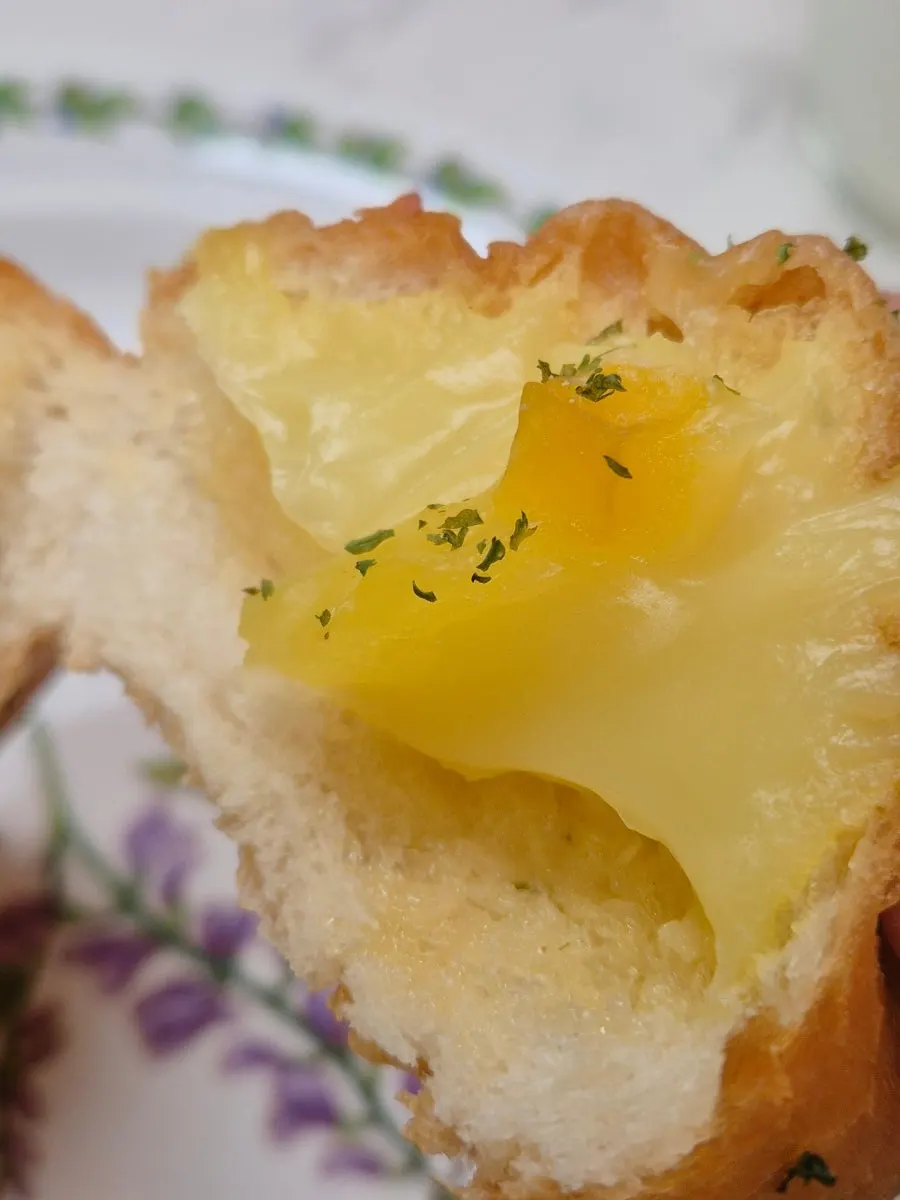고구마 커스터드 마늘빵 단면