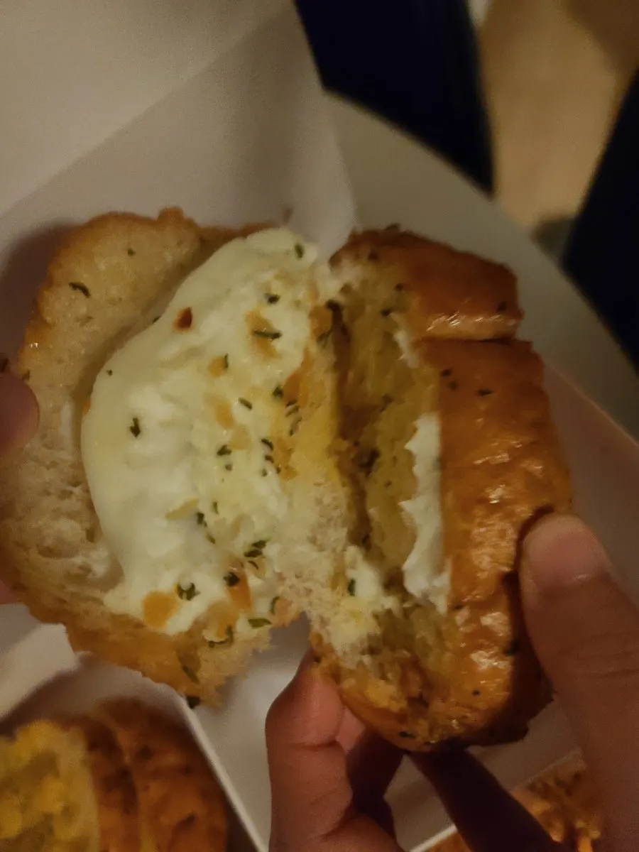Four flavors of Danyang garlic bread in the takeout box
