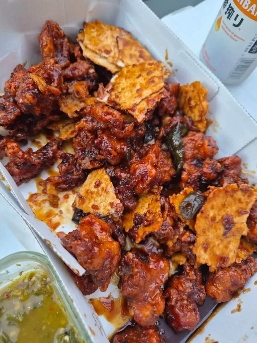 여러 재료가 어우러진 흑마늘 닭강정