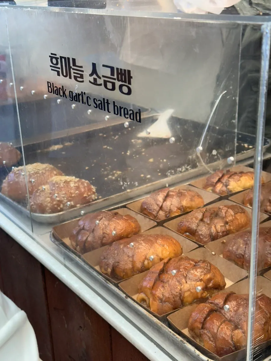 갓 구운 소금빵