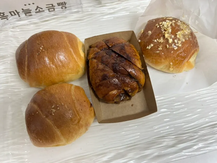 Various salt breads included in the set