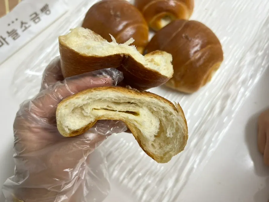 Cross-section and texture of the original salt bread