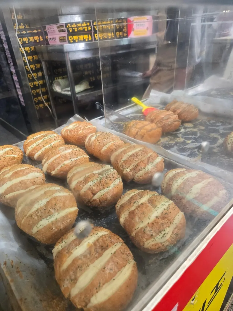 Path to Danppang Bakery inside Gugyeong Market