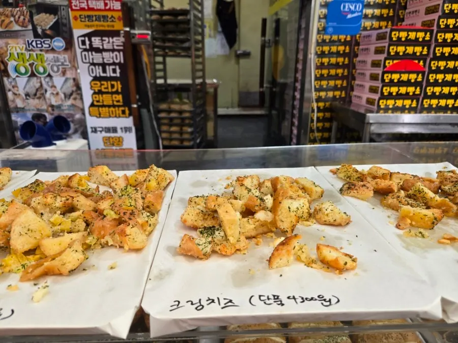 Tasting corner for garlic bread at Danppang Bakery